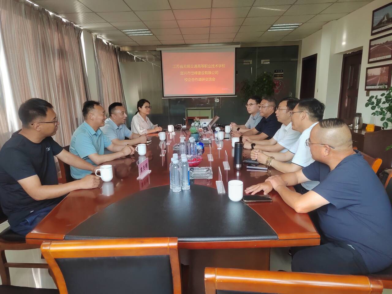 学校校长、党委书记李进带队赴宜兴岱峰建设有限公司开展校企合作洽谈