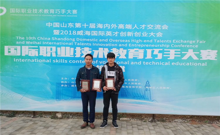 1541726270912062125.jpg 老师学生合影留念.jpg