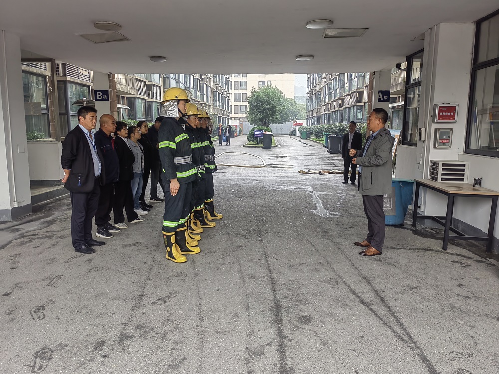 学校开展“11.9”安保、物业工作人员 消防应急消防演练