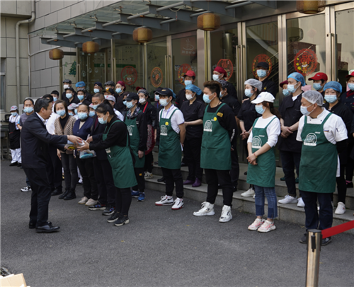 学校党委书记、校长李虎看望慰问后勤保障工作人员