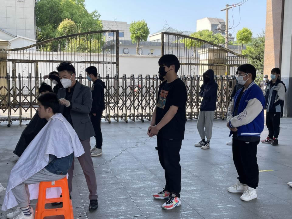 办实事:学校开展便民“理发”活动 解决疫情期间学生“头等大事”