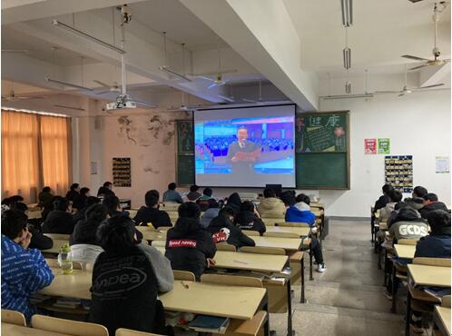 汽车工程学院组织学生观看宪法晨读活动视频