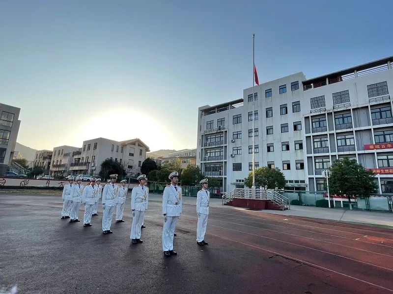 学校举行纪念“南京大屠杀死难者国家公祭日”主题升旗仪式